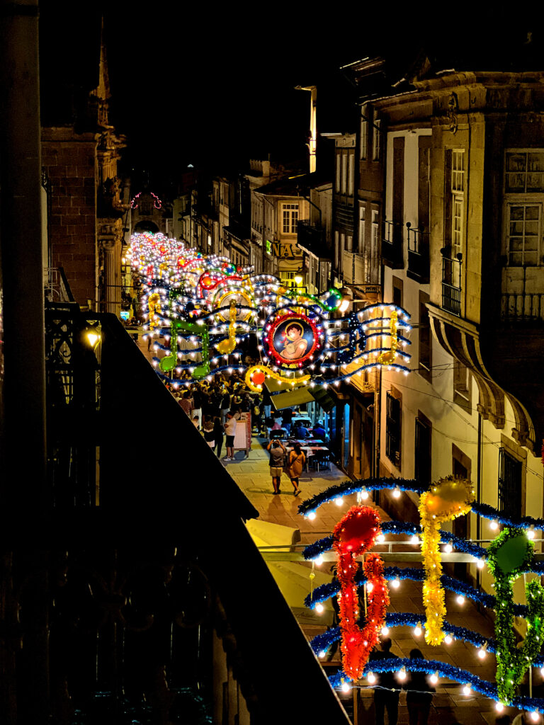 Les lumières du festival de la Saint-Jean décorant les rues de Braga, Portugal